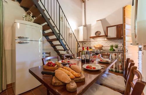 Peccioli Apartment | Lovely apartment for 7 people with pool, WIFI, A/C, TV, pets allowed and panoramic view