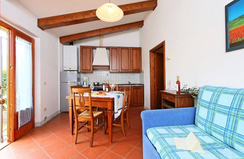 San Leolino Villa | Lovely apartment in villa for 2 people with pool, A/C, WIFI, TV, terrace and pets allowed