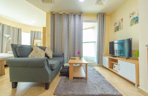 Jumeirah Lake Towers Apartment | Luxury Escapes - Modern Budget studio with balcony in JLT!