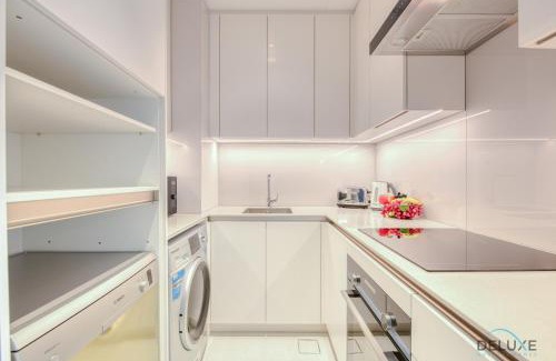 Dubai Marina Apartment | Modern 1BR Oasis in Prime Location, Book Now by Deluxe Holiday Homes
