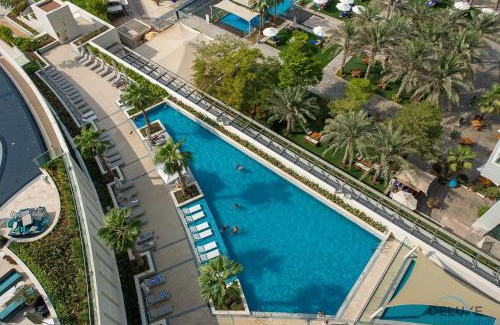 Dubai Marina Apartment | Modern 1BR Oasis in Prime Location, Book Now by Deluxe Holiday Homes
