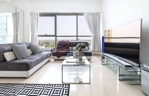 Jumeirah Lake Towers Apartment | Modern Spacious Studio in JLT - room for 3!