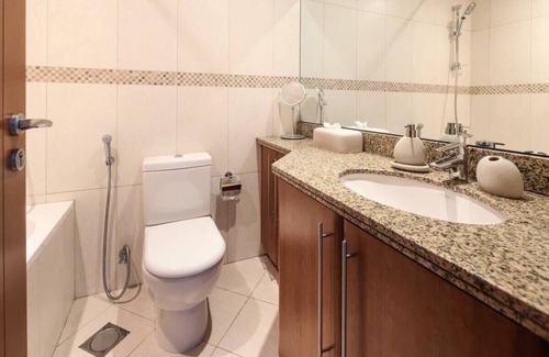 Jumeirah Lake Towers Apartment | Modern Spacious Studio in JLT - room for 3!