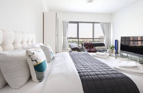 Jumeirah Lake Towers Apartment | Modern Spacious Studio in JLT - room for 3!
