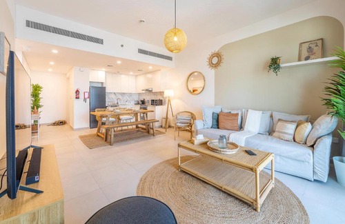 Umm Suqeim 3 Apartment | Monty Holiday Home - Beach Life Boho 1BR with Burj Al Arab View