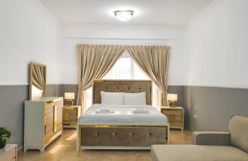 Dubai Sports City House | On Canal Walk Large Apartment Close Kitchen