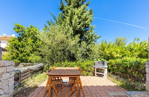 Case Peschiera-Lu Fraili House | Pet-Friendly Holiday Home Villetta Lu Fraili with Terrace