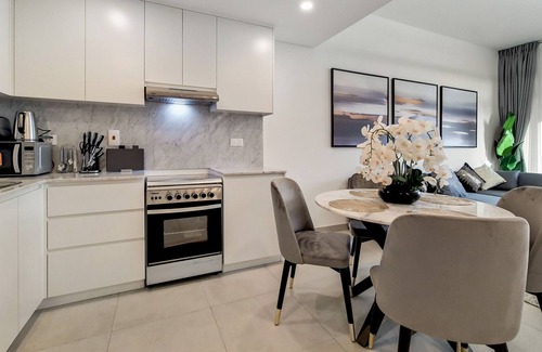 Umm Suqeim 3 Apartment | Primestay- Luxury 1BR near Burj Al Arab and Souk Madinat