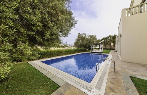 Palm Jumeirah Villa | Private Pool & Beach Access Villa w/Cinematic Vws