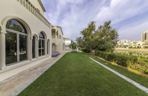 Palm Jumeirah Villa | Private Pool & Beach Access Villa w/Cinematic Vws