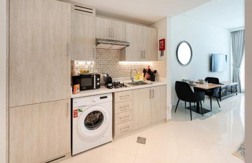 Palm Jumeirah Apartment | Sea view I Beach access I Pool with bar
