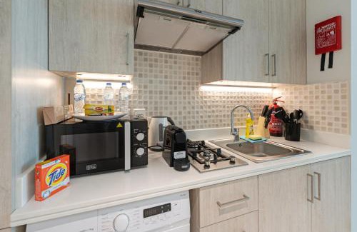 Palm Jumeirah Apartment | Sea view I Beach access I Pool with bar