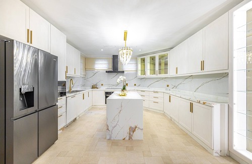 Palm Jumeirah Villa | Sezavi Holiday Homes prime villa. Renovated 2023.