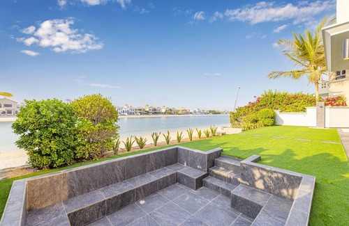 Palm Jumeirah Villa | Sezavi Holiday Homes prime villa. Renovated 2023.