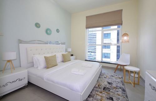 Dubai Media City Apartment | Signature Holiday Homes - Furnished 1BHK in Marina Arcade, Marina Dubai