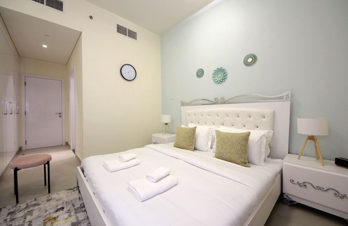Dubai Media City Apartment | Signature Holiday Homes - Furnished 1BHK in Marina Arcade, Marina Dubai