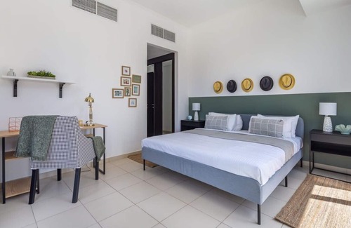 Dubai Marina Apartment | Sleek and Vibrant 1BR with Marina Views!