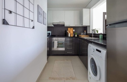 Dubai Marina Apartment | Sleek and Vibrant 1BR with Marina Views!