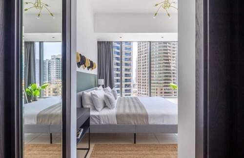 Dubai Marina Apartment | Sleek and Vibrant 1BR with Marina Views!