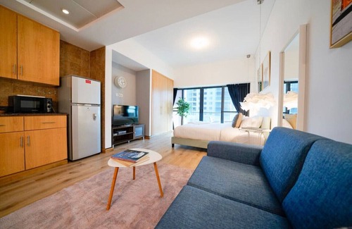 Jumeirah Lake Towers Apartment | Spacious Studio with Full Lake View!