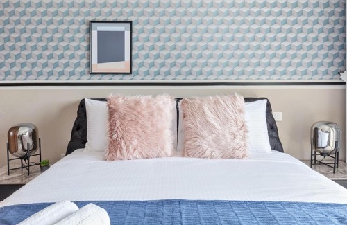 Dubai Marina Apartment | Stella Stays Brilliant 1BDR Dubai JBR Beach Netflix