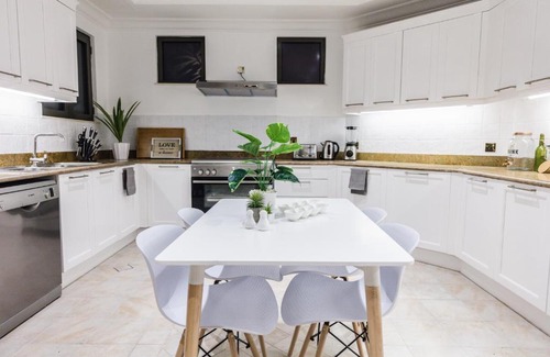 Palm Jumeirah Villa | Stella Stays Magnificent 4 BDR Palm Villa Beach Private Pool