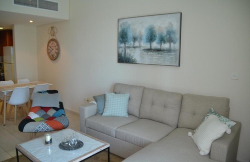 Jumeirah Lake Towers Apartment | Stunning Lake Views in Dubai JLT