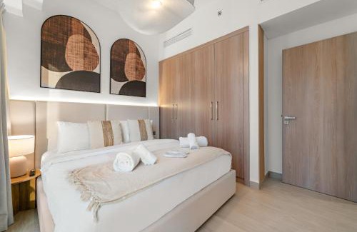 Nad Al Sheba Apartment | Stylish 1BR with Netflix Pool & Gym Access