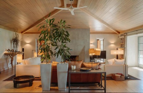 Sorrento Apartment | The gardens are beautifully tended with large expanses of perfect lawn