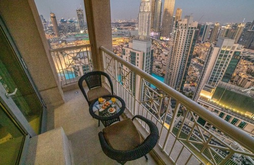 Downtown Dubai Apartment | Top Floor 1BR Apartment (Partial Burj Khalifa & Fountain Views)