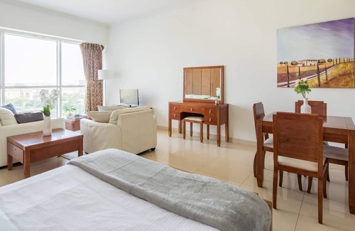Jumeirah Lake Towers Apartment | Tranquil Studio in JLT with Lovely Views!