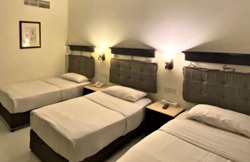 Al Muraqqabat House | Triple Room With Swimming Pool With Swimming Pool