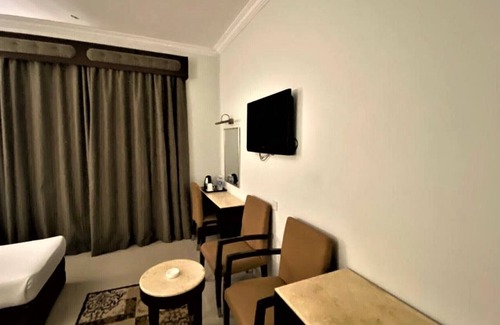 Al Muraqqabat House | Triple Room With Swimming Pool With Swimming Pool