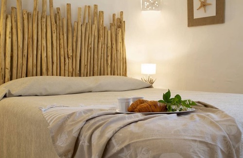La Conia House | Vacation Home "Casa giardino e spiaggia a piedi" near the Beach with Garden & Terrace