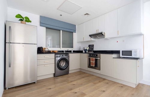Dubai Marina Apartment | Vibrant 1BR with Amazing Views From 77th Floor!