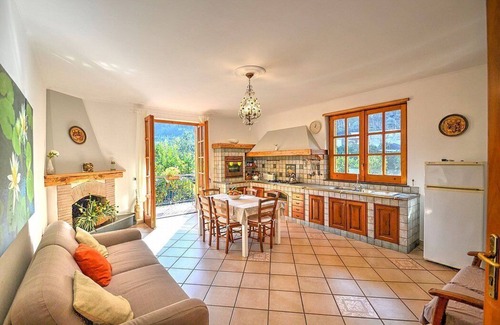 Sant'Agnello House | Villa Fillide B: A cozy apartment surrounded by the greenery, with Free WI-FI.