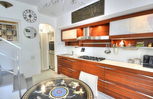 Capri Villa | Villa Marinella: A romantic and welcoming three-story villa situated in a quiet location, at a short distance from the famous Piazzetta of Capri, with Free WI-FI.