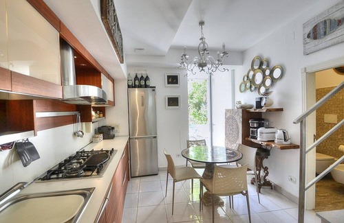 Capri Villa | Villa Marinella: A romantic and welcoming three-story villa situated in a quiet location, at a short distance from the famous Piazzetta of Capri, with Free WI-FI.