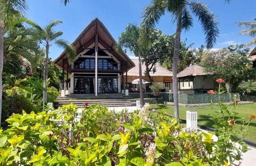 Lokapaksa Villa | VILLA TERANG BULAN: 4BR private family beachfront villa w/staff, pool & jacuzzi