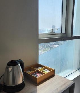 Al Majaz Apartment | Waterfront apartment with a breathtaking view