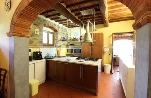 Civitella in Val di Chiana Villa | Wonderful private villa for 16 guests with WIFI, private pool, TV and pets allowed, close to Are.