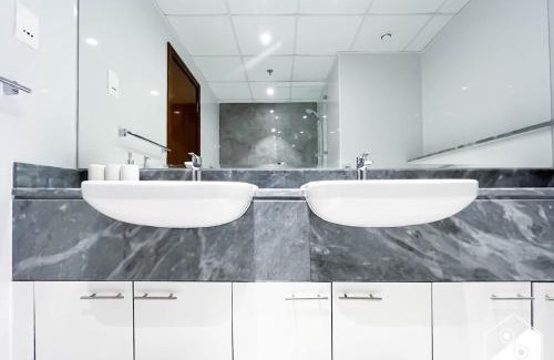 Business Bay Apartment | Wonderful 2B with Canal Views at Amna Tower