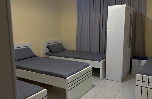 Al Majaz Hostel | شقة شيرنج شباب فقط في الشارقة