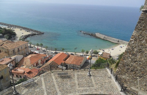 Pizzo Apartment | 1 bedroom apartment sleeps 4 with private wifi.