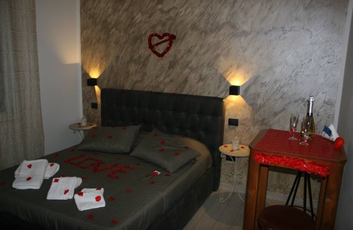Pompei Bed & Breakfast | 1 Room in apartment 1 bathroom, breakfast area in Pompeii 800 mt from center