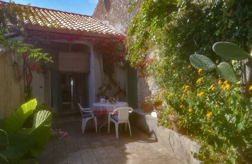 Gerace House | 150 m² House ∙ 2 bedrooms ∙ 5 guests