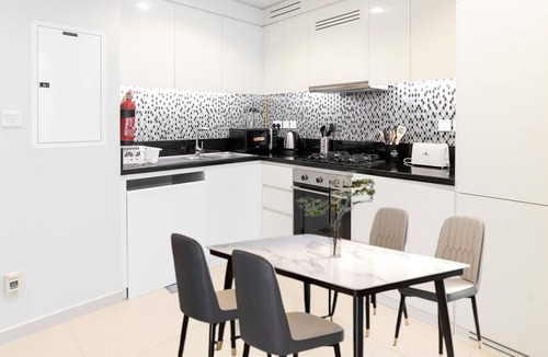 Al Safa Apartment | 2-bedroom apartment in charming Dubai with WiFi, fitness room, AC