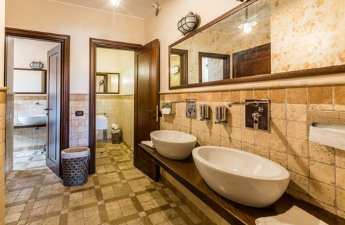 Montalto delle Marche Villa | 350 m² Villa ∙ 7 bedrooms ∙ 16 guests
