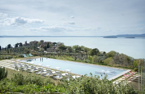 Monte del Lago House | 600 m² Farmhouse ∙ 8 bedrooms ∙ 16 guests