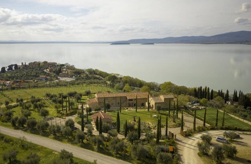 Monte del Lago House | 600 m² Farmhouse ∙ 8 bedrooms ∙ 16 guests